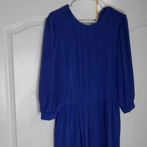 Long sleeve ,botton in the back ,vintage